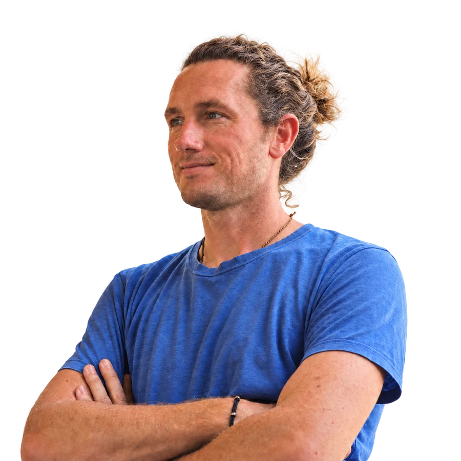François Aubeut, en tee-shirt bleu, les bras croisés
